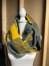 Load image into Gallery viewer, Hug my neck scarf
