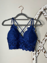 Load image into Gallery viewer, Crochet Lace bralette
