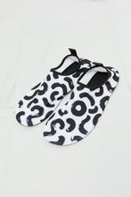 Load image into Gallery viewer, MMshoes On The Shore Water Shoes in White
