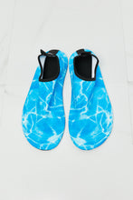 Load image into Gallery viewer, MMshoes On The Shore Water Shoes in Sky Blue
